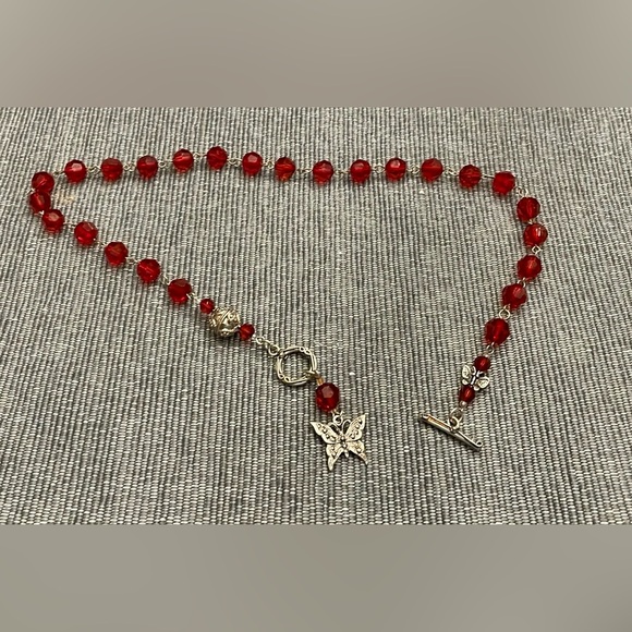 Pretty Fashion Red Beaded with Butterflies. Vine toggle drop clasp in front 20” - Picture 4 of 5